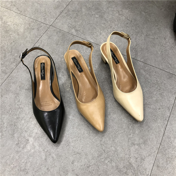 Hegyes modell női műbőr szandál