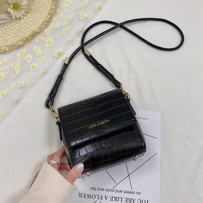 Modern női bőrtáska hosszú füllel, többféle színben