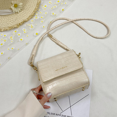 Modern női bőrtáska hosszú füllel, többféle színben