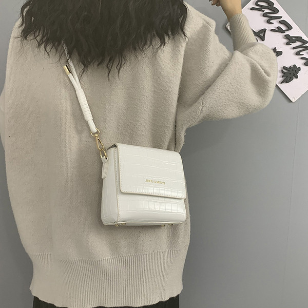 Modern női bőrtáska hosszú füllel, többféle színben