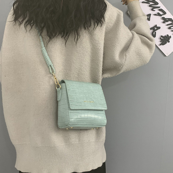 Modern női bőrtáska hosszú füllel, többféle színben