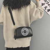 Női bőrtáska hosszú füllel, felirattal