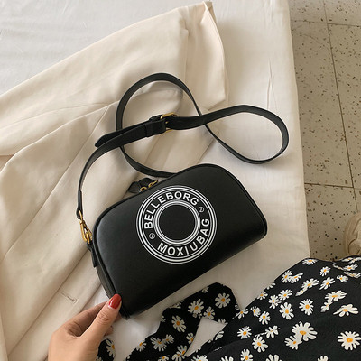 Női bőrtáska hosszú füllel, felirattal