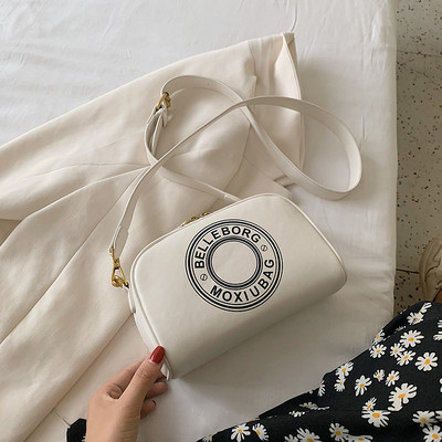 Női bőrtáska hosszú füllel, felirattal