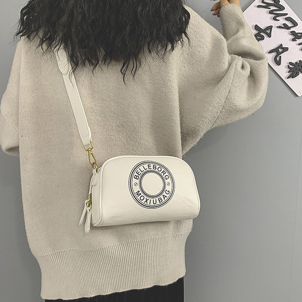 Női bőrtáska hosszú füllel, felirattal