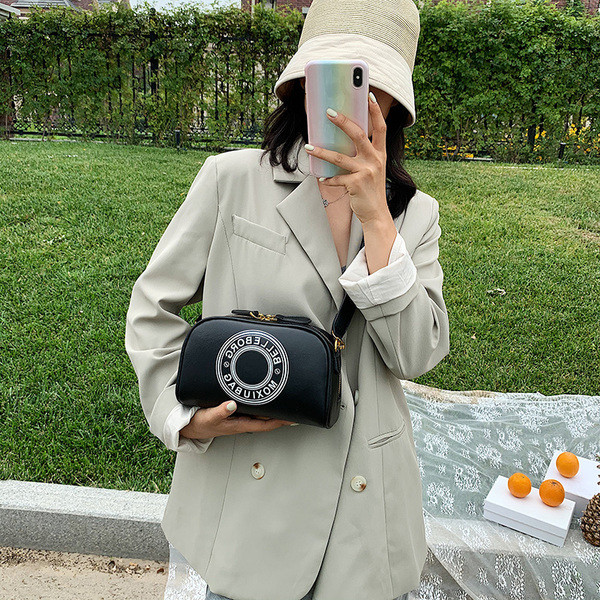 Női bőrtáska hosszú füllel, felirattal