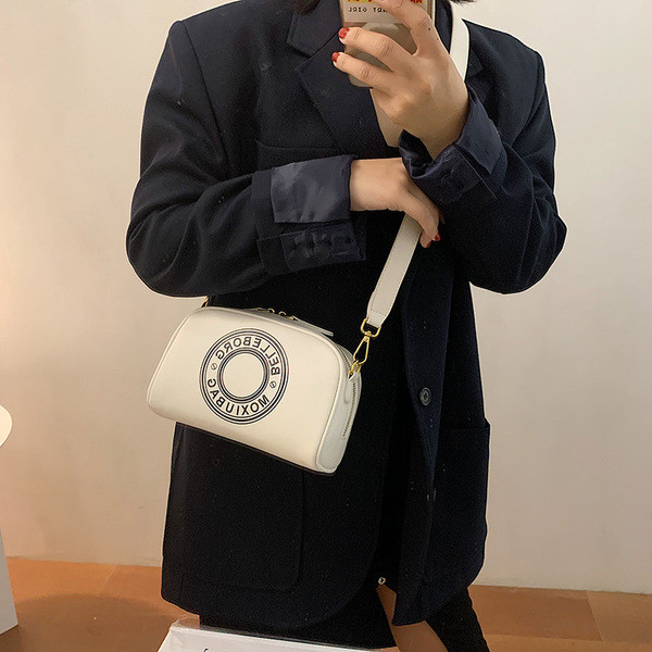 Női bőrtáska hosszú füllel, felirattal