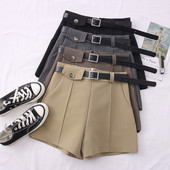 Női alkalmi rövidnadrág övvel