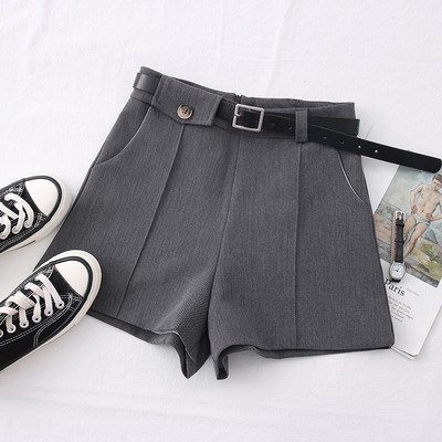 Női alkalmi rövidnadrág övvel