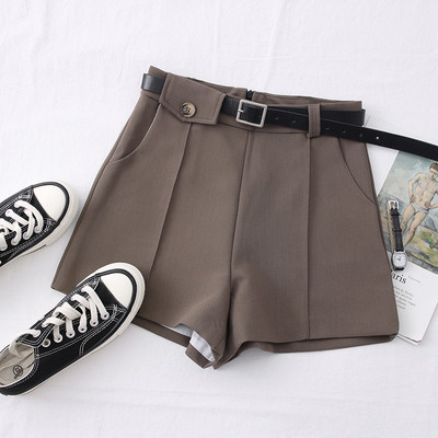 Női alkalmi rövidnadrág övvel