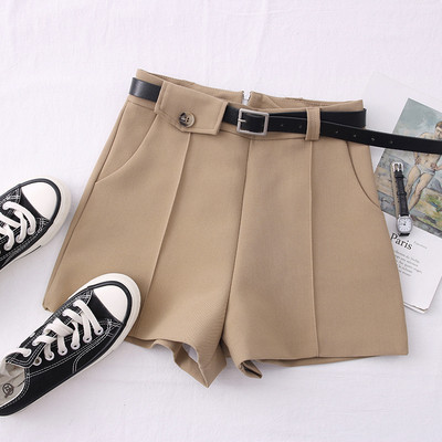 Női alkalmi rövidnadrág övvel