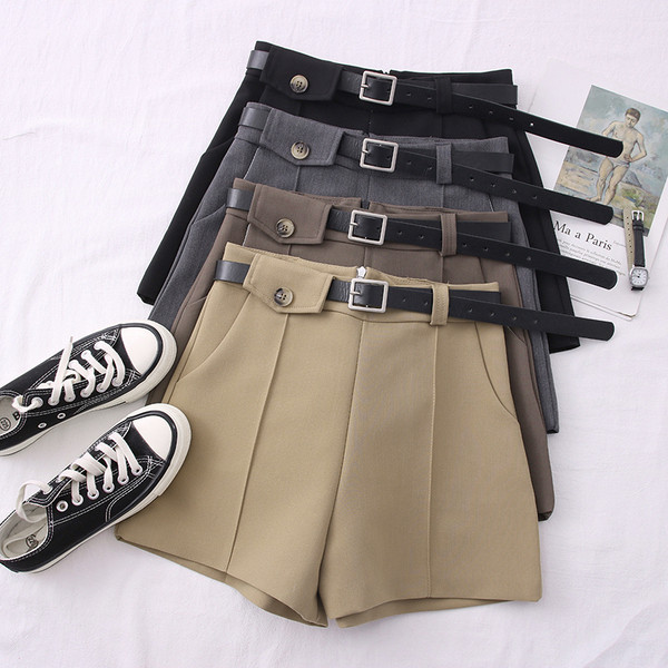 Női alkalmi rövidnadrág övvel