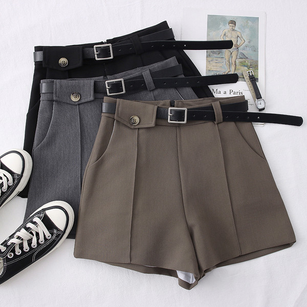 Női alkalmi rövidnadrág övvel