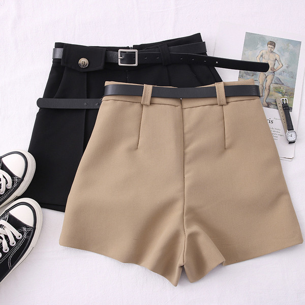 Női alkalmi rövidnadrág övvel