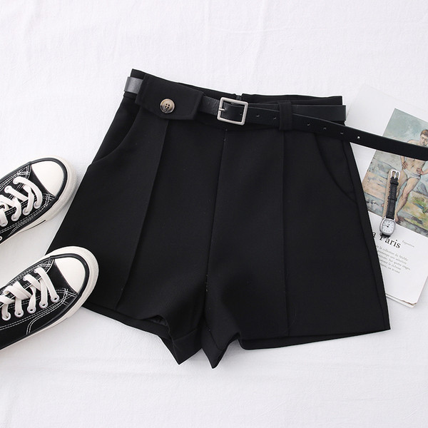 Női alkalmi rövidnadrág övvel