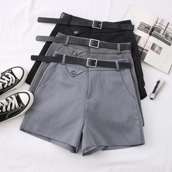 Modern női rövidnadrág - övvel és zsebekkel