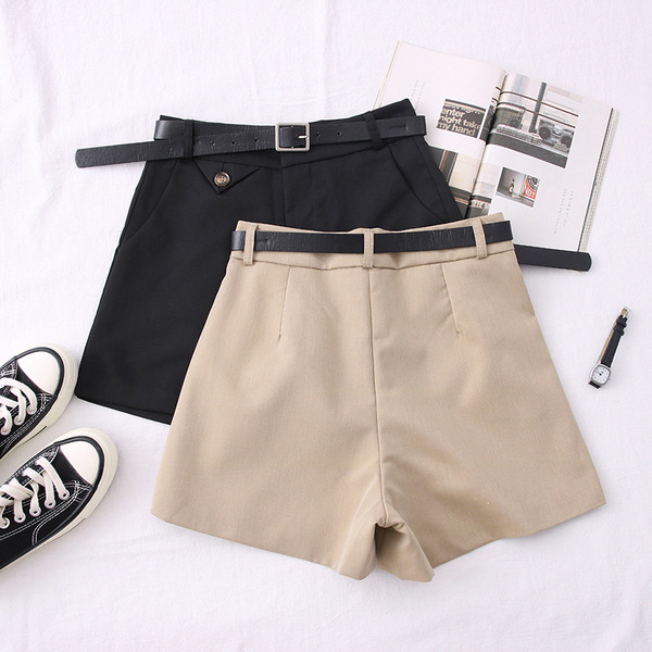 Modern női rövidnadrág - övvel és zsebekkel