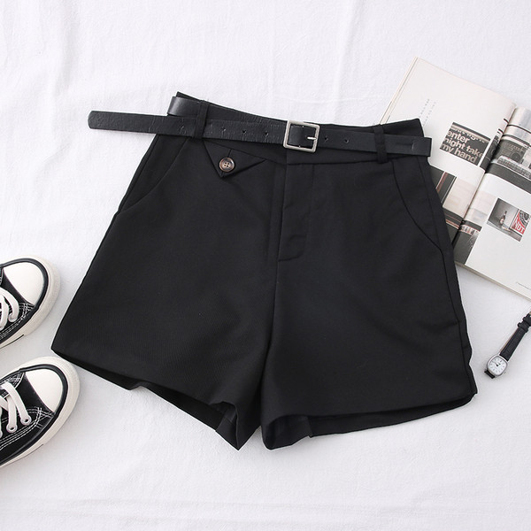 Modern női rövidnadrág - övvel és zsebekkel