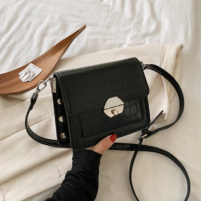 Ženska kožna torba s dugom ručkom i metalnom kopčom