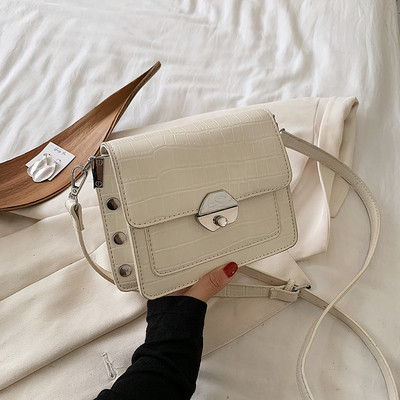 Ženska kožna torba s dugom ručkom i metalnom kopčom