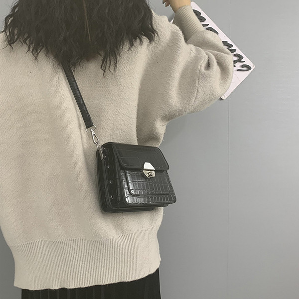 Ženska kožna torba s dugom ručkom i metalnom kopčom