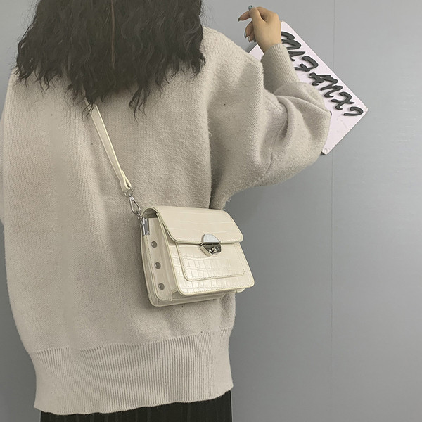 Ženska kožna torba s dugom ručkom i metalnom kopčom