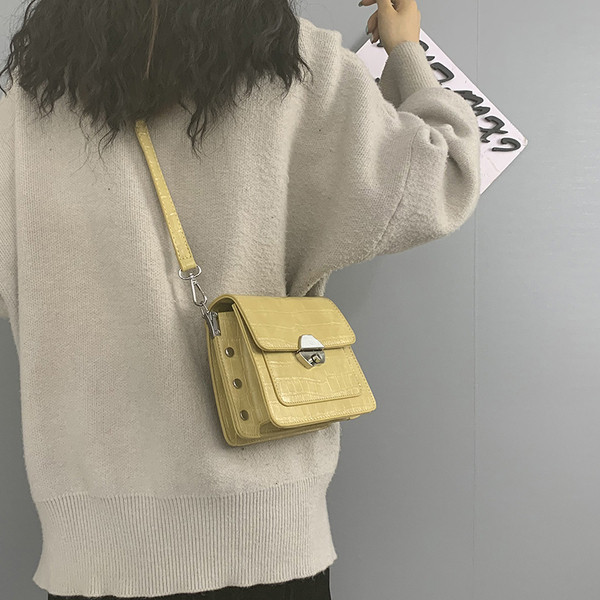 Ženska kožna torba s dugom ručkom i metalnom kopčom