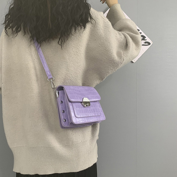 Ženska kožna torba s dugom ručkom i metalnom kopčom