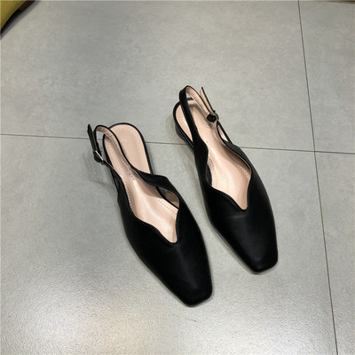 Női, lekerekített, alacsony sarkú szandál