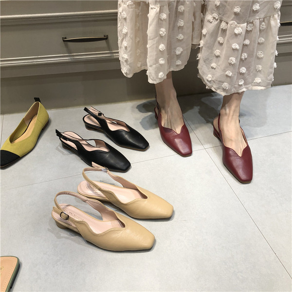 Női, lekerekített, alacsony sarkú szandál