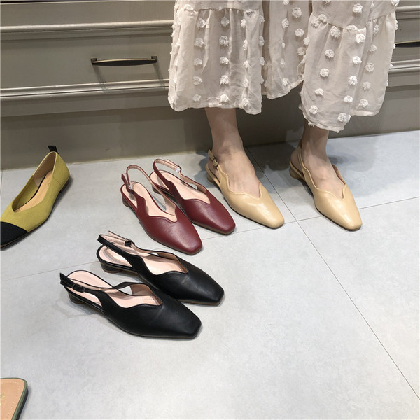 Női, lekerekített, alacsony sarkú szandál