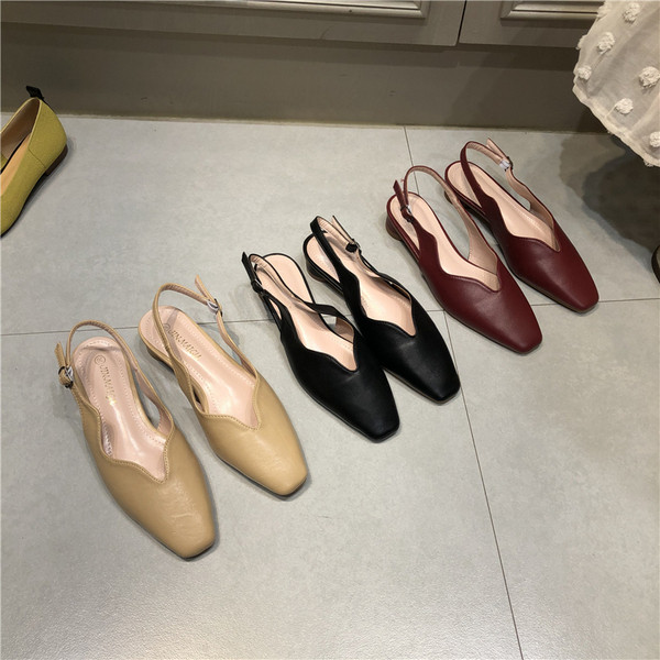 Női, lekerekített, alacsony sarkú szandál