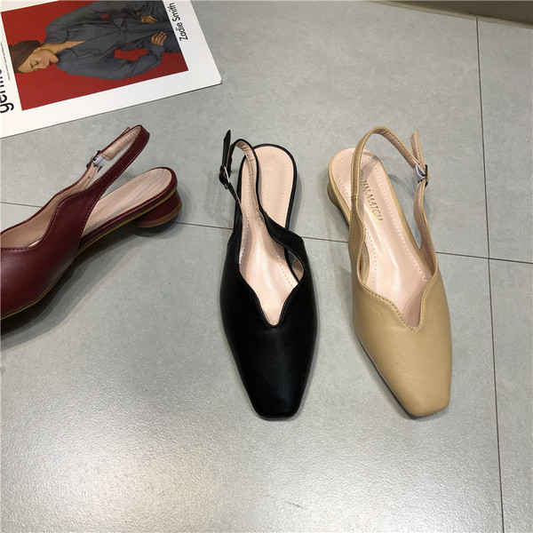 Női, lekerekített, alacsony sarkú szandál