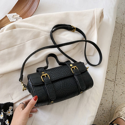 Κομψή γυναικεία τσάντα με μεγάλες και κοντές λαβές σε διαφορετικά χρώματα