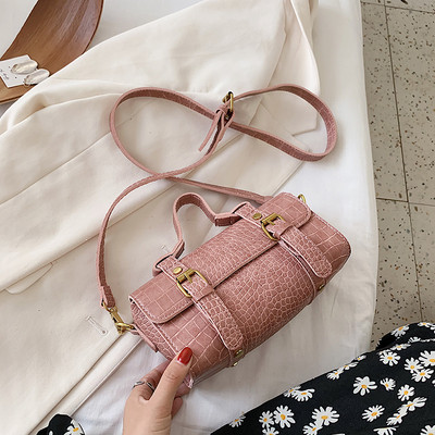 Κομψή γυναικεία τσάντα με μεγάλες και κοντές λαβές σε διαφορετικά χρώματα