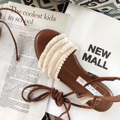 Nyári szandál lapos talppal és rojtokkal