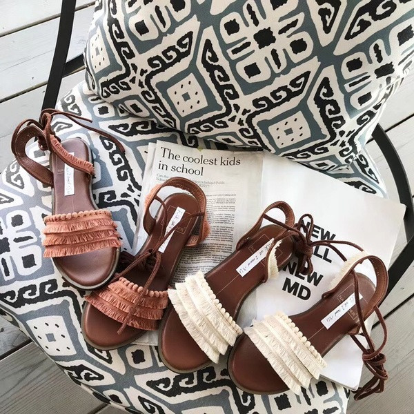 Nyári szandál lapos talppal és rojtokkal