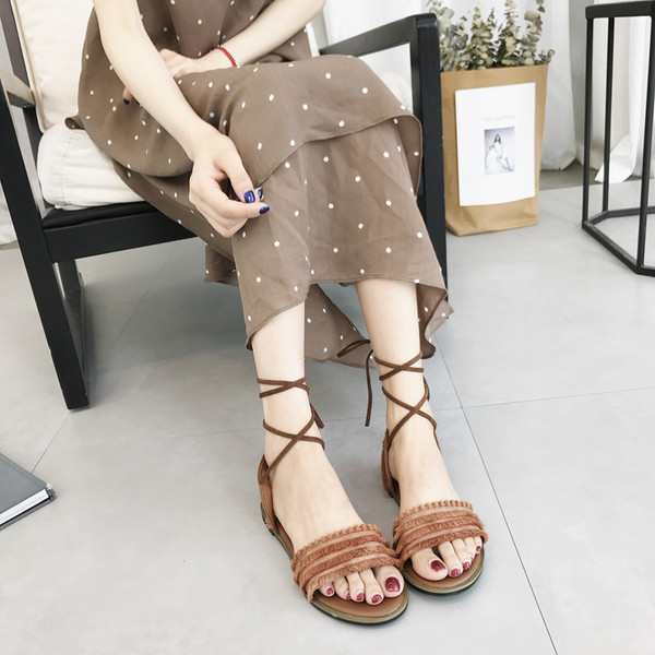 Nyári szandál lapos talppal és rojtokkal