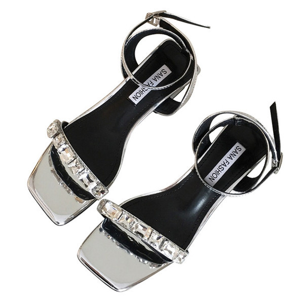 Új szandálmodell alacsony vastag sarokkal és kövekkel