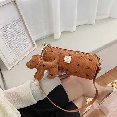 Eko bőrből készült stílusos női táska hosszú fémlánccal