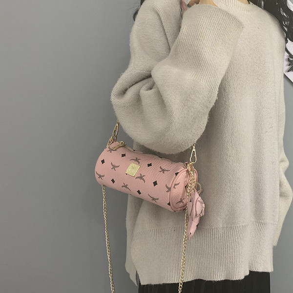 Eko bőrből készült stílusos női táska hosszú fémlánccal