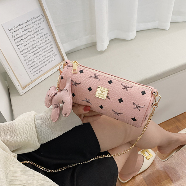 Eko bőrből készült stílusos női táska hosszú fémlánccal