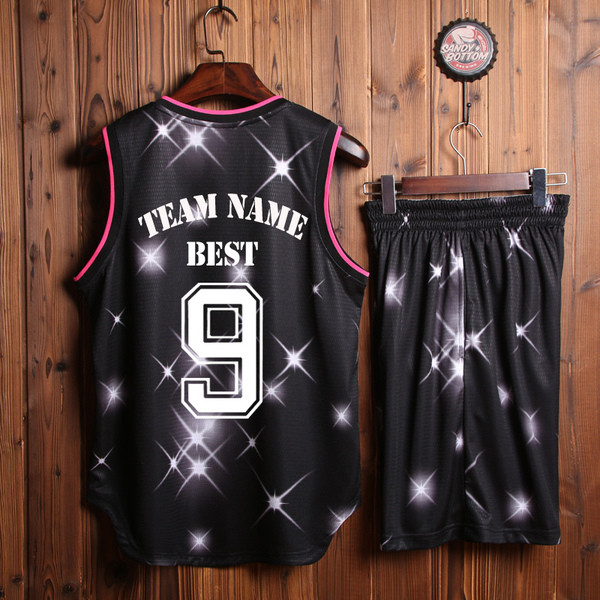 Korvpallimeeskond - kiiresti kuivavast kangast särk ja lühikesed püksid