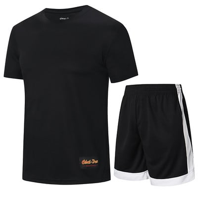 Moterų krepšinio komandą sudaro šortai su tamprėmis ir marškinėliai