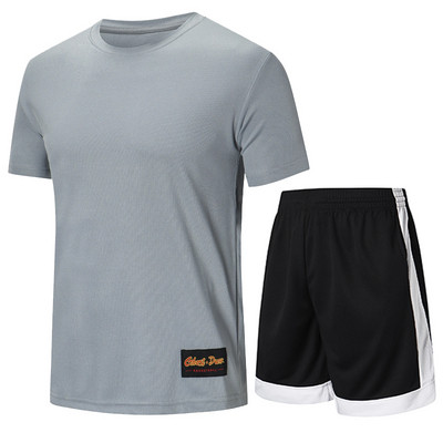 Moterų krepšinio komandą sudaro šortai su tamprėmis ir marškinėliai