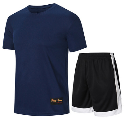 Moterų krepšinio komandą sudaro šortai su tamprėmis ir marškinėliai