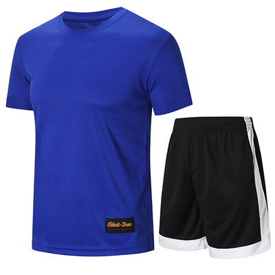 Moterų krepšinio komandą sudaro šortai su tamprėmis ir marškinėliai