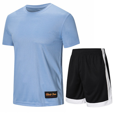 Moterų krepšinio komandą sudaro šortai su tamprėmis ir marškinėliai