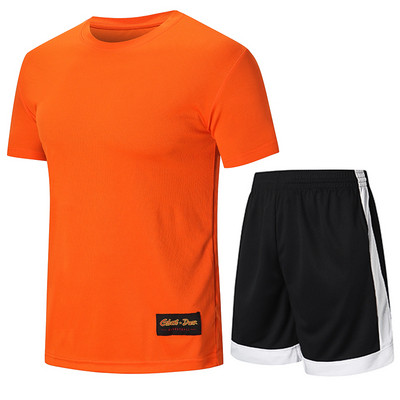 Moterų krepšinio komandą sudaro šortai su tamprėmis ir marškinėliai