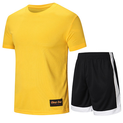 Moterų krepšinio komandą sudaro šortai su tamprėmis ir marškinėliai